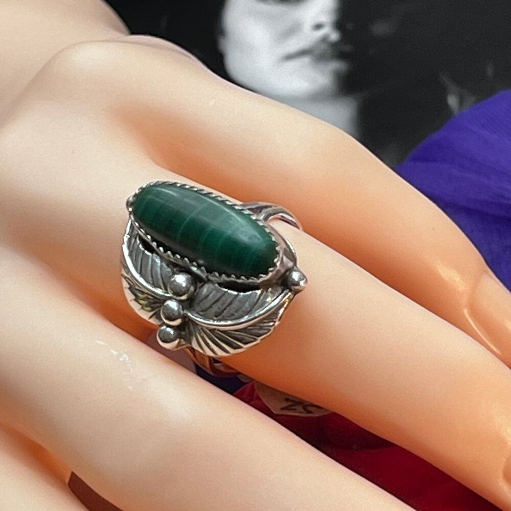 Veined Malachite Gemstone Ring Navajo Size 8 Artisan made vintage Feathers